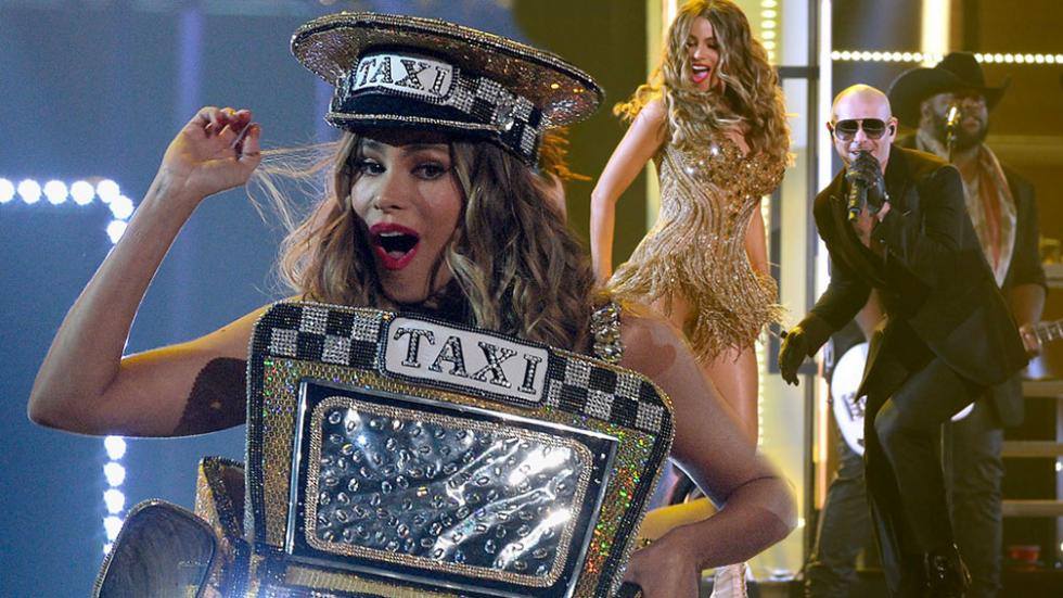  Sofía Vergara con Pitbull en los Grammy 2016