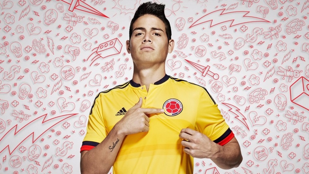  Hincha aficionada roba un beso a James Rodríguez en el pasado encuentro con Paraguay
