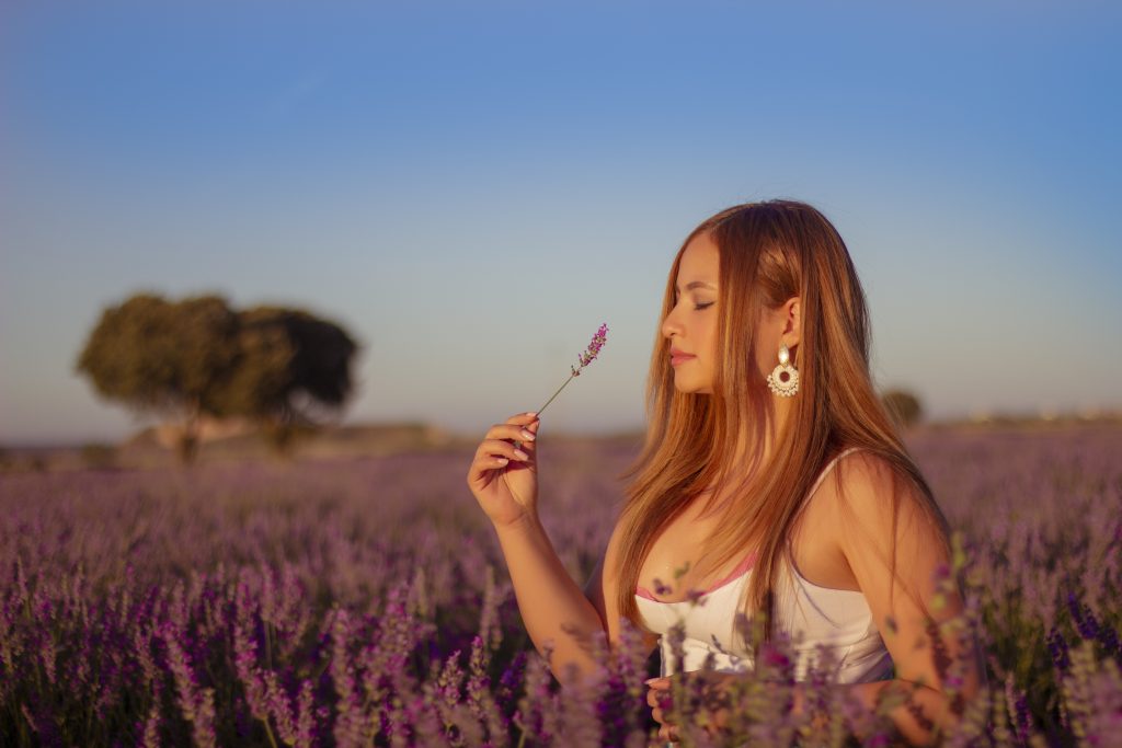 andrea mera en los campos de lavanda de bruhuega españa